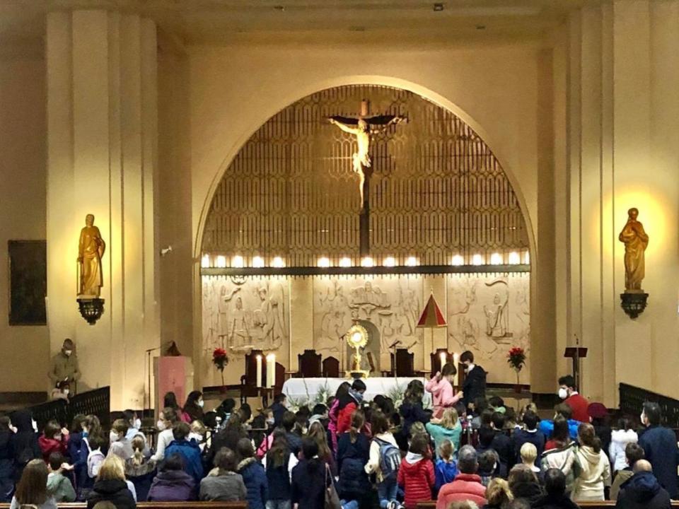 Adoración de niños en el Santuario del Sagrado Corazón de Jesús del Cerro de los Ángeles.